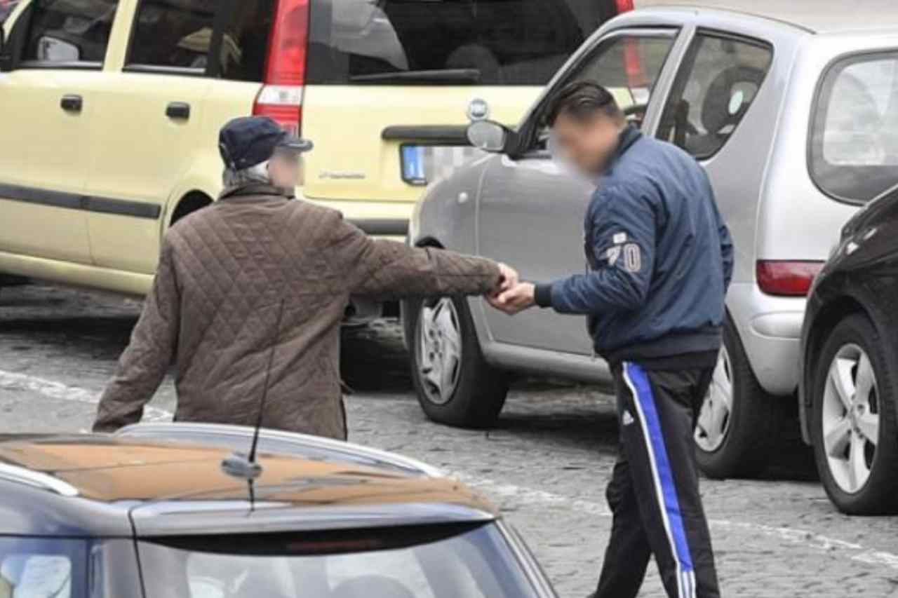 Napoli parcheggiatori abusivi