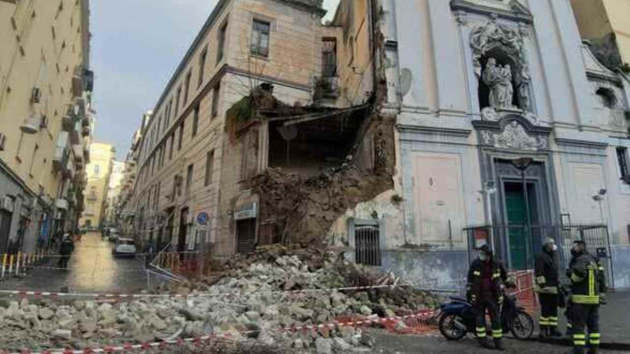 napoli crolla chiesa