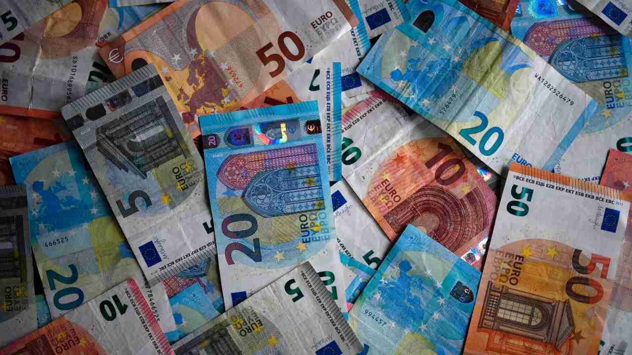 Bonus partita Iva 2022, contributi fino a 800 euro: come fare domanda