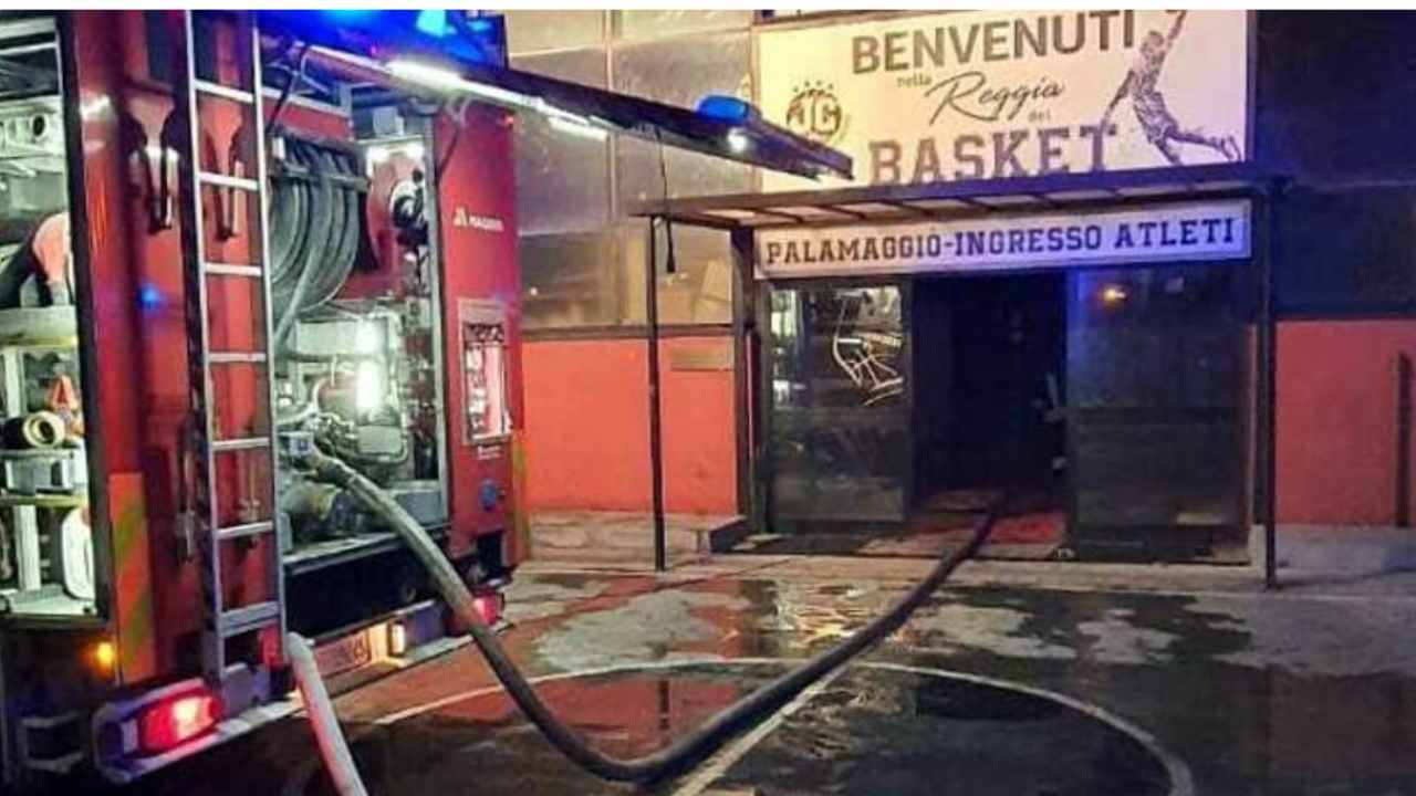 PalaMaggiò di Caserta in fiamme, possibile incendio doloso: tutti i dettagli PalaMaggiò di Caserta in fiamme, possibile incendio doloso: tutti i dettagli