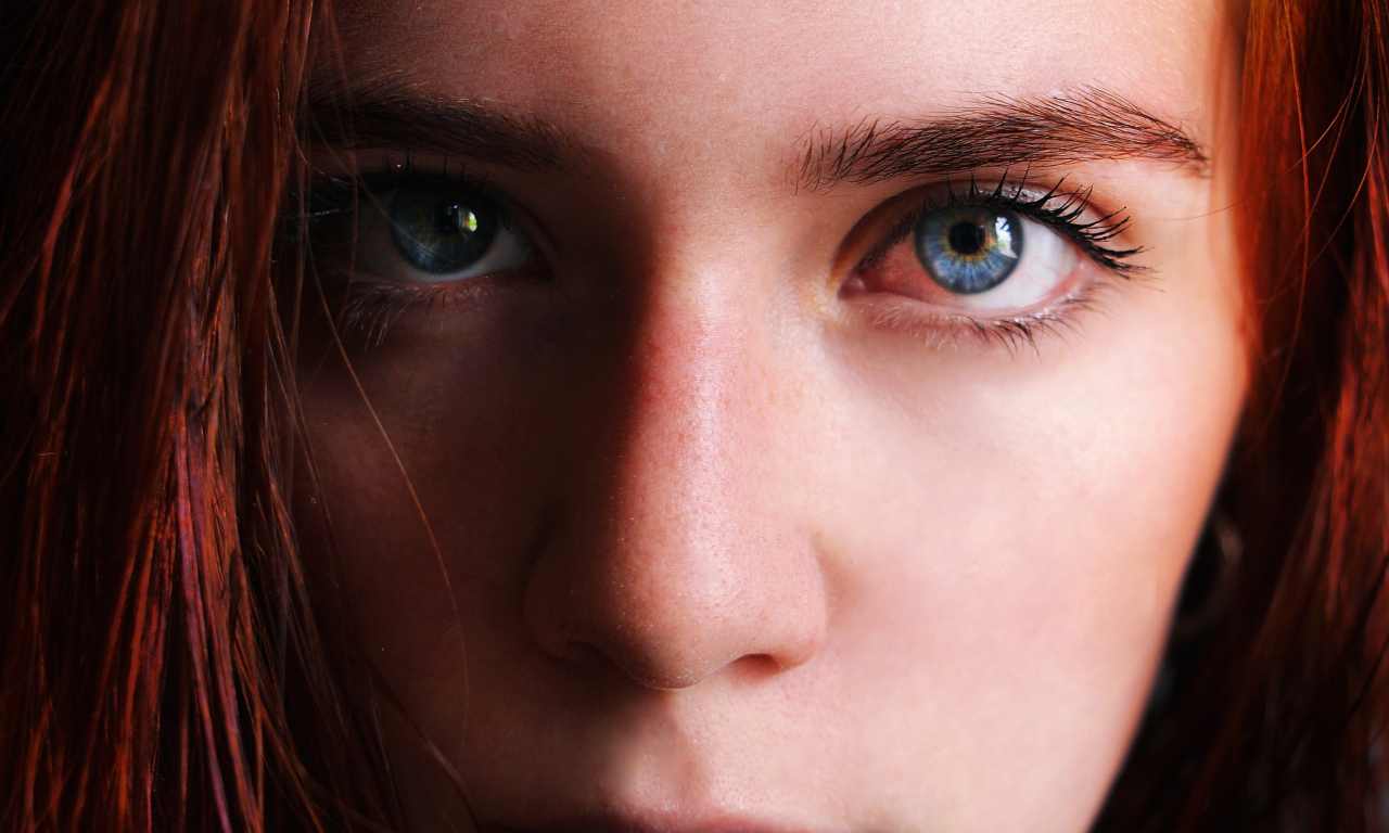 Sguardo impaurito di una ragazza (Pixabay)