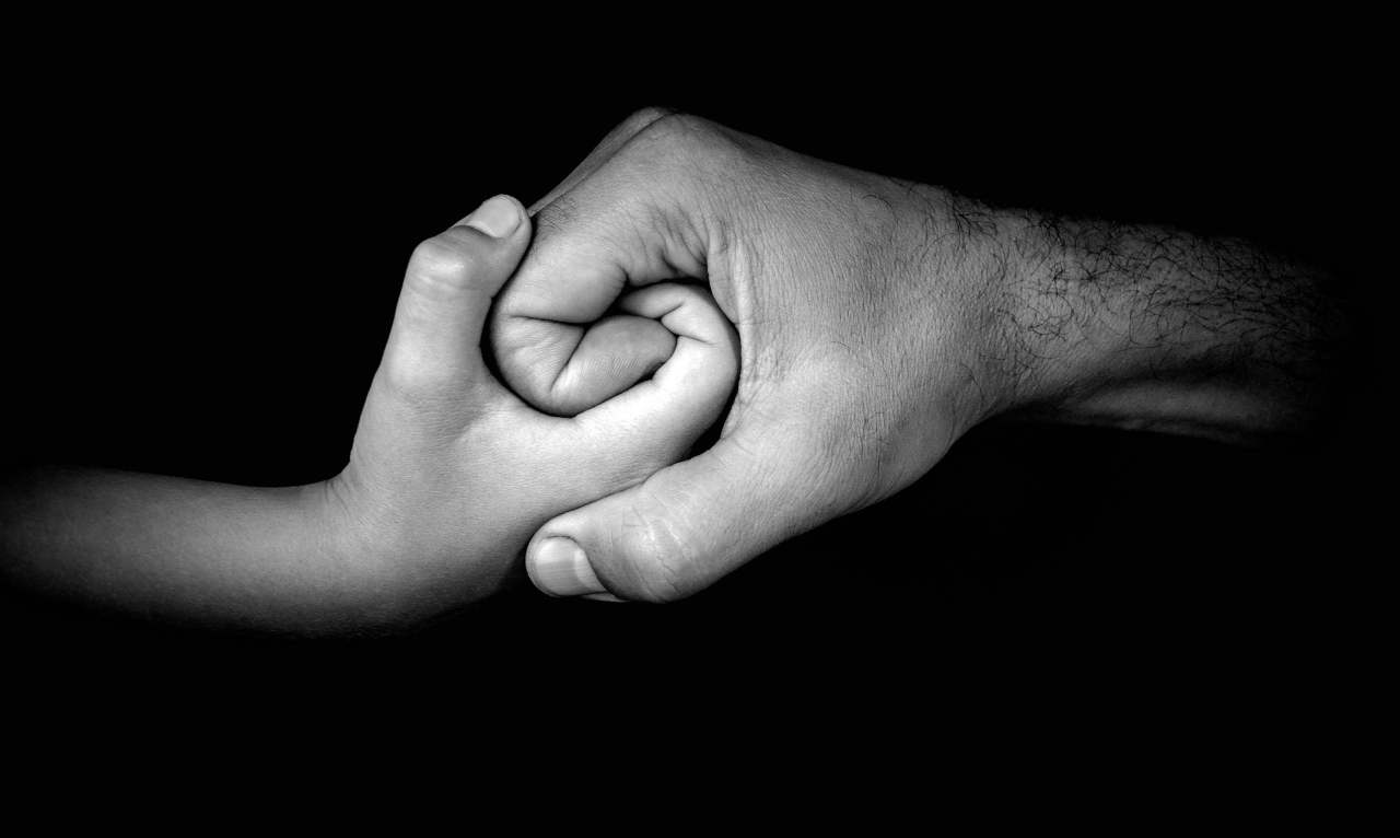 mani genitore figlio (Pixabay)