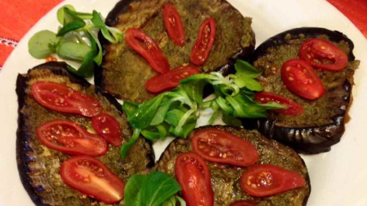 Melanzane con pesto e pomodorini