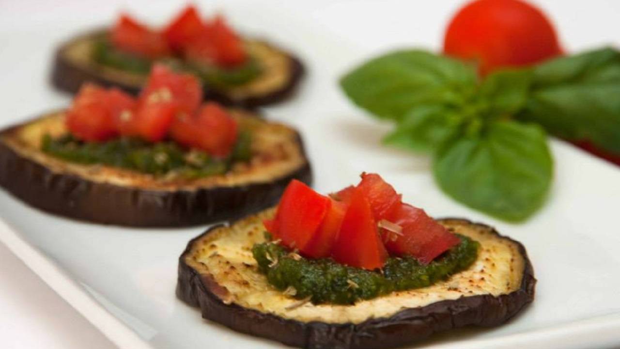 Melanzane con pomodorini e pesto