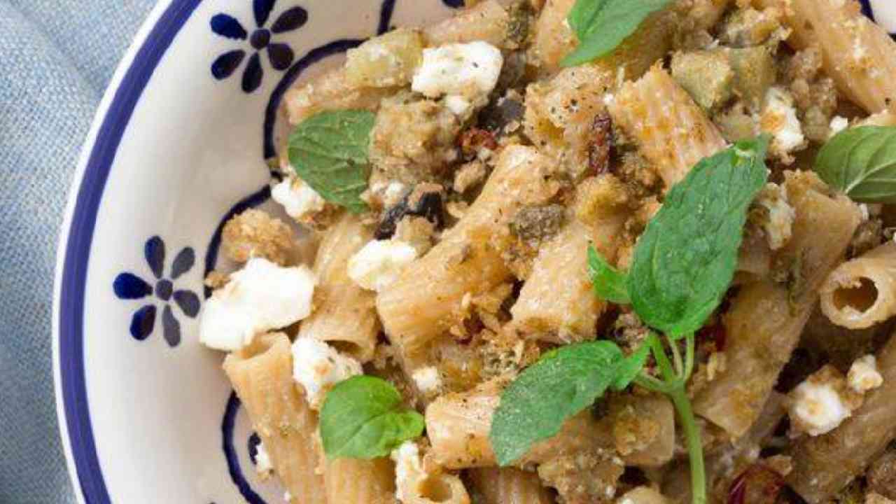 Pasta fredda con melanzane e feta