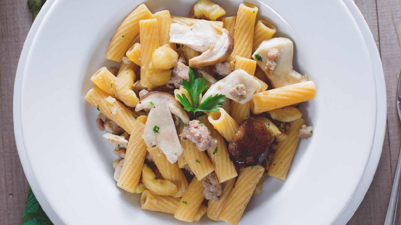 Pasta con porcini castagne e salsiccia