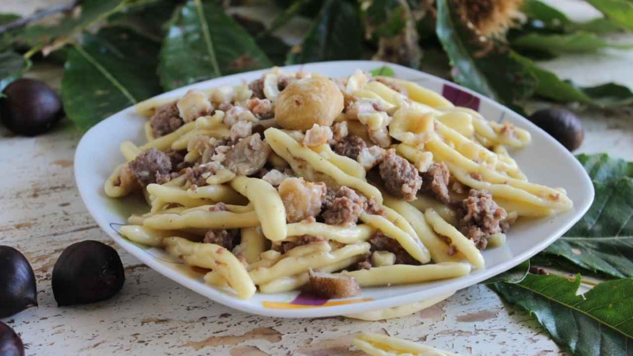 Pasta con salsiccia porcini e castagne