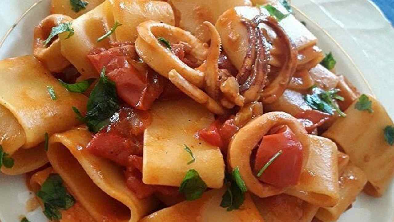 Pasta al sugo di calamari