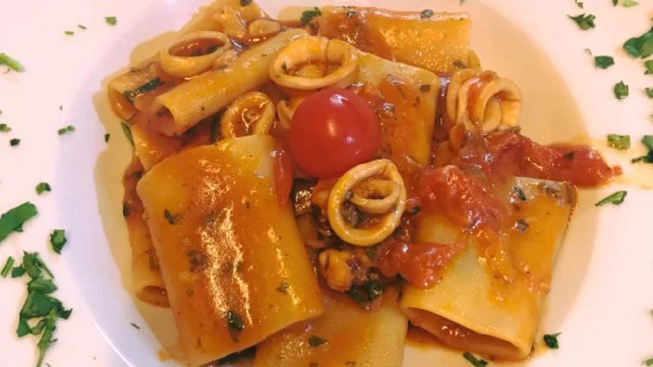 Pasta con sugo di calamari