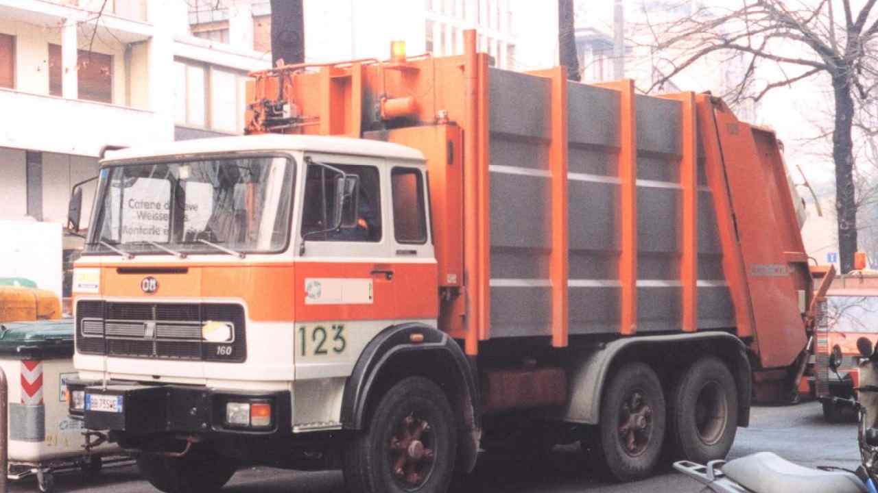 Napoli nuove assunzioni autisti camion rifiuti
